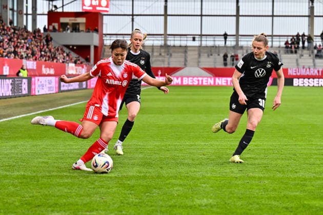 Google Pixel Womens Bundesliga FC Bayern Munich VfL Wolfsburg 22 02 2026 MUNICH, GERMANY 22 FEBRUARY in the duel Momoko TANIKAWA FC Bayern Munich 18 and Sarai LINDER VfL Wolfsburg Women 39 during the match between the women of FC Bayern Munich and the women of VfL Wolfsburg on matchday 19 of the Google Pixel Womens Bundesliga at FC Bayern Campus Copyright: xBEAUTIFULxSPORTS Goldbergx