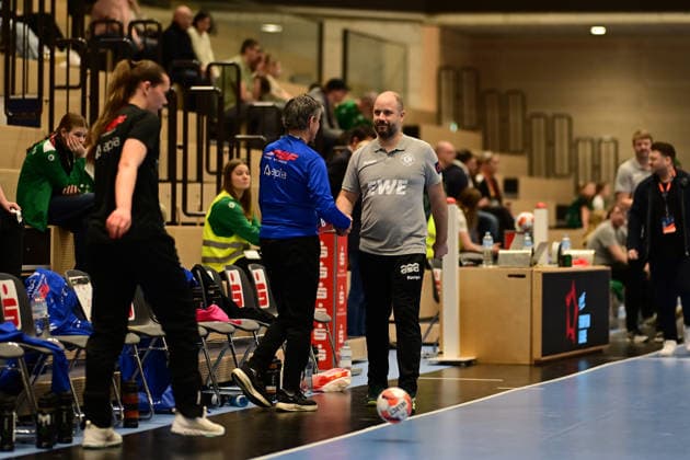 Handball I Women I Season 2025 2026 I EHF European League I VfL Oldenburg Tertnes Bergen I 22 02 2026 Welcome and handshake Tore Johannessen Coach, Tertnes Bergen and Niels Bötel VfL Oldenburg Buxtehude Halle Nord NEW Lower Saxony Germany Copyright: xLobeca FelixxSchlikisx