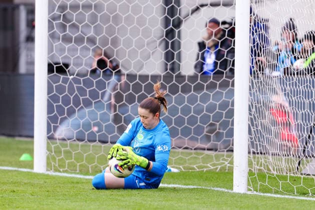Stina Johannes 1, VfL Wolfsburg can easily hold the free kick in the match between FC Bayern Munich v VfL Wolfsburg, Football, Women, Google Pixel Women Bundesliga, 2025 2026, 19 Matchday on 22 02 2026 in Munich, FC Bayern Campus DFL and DFB regulations prohibit any use of photographs as image sequences and or quasi video Bayern Germany