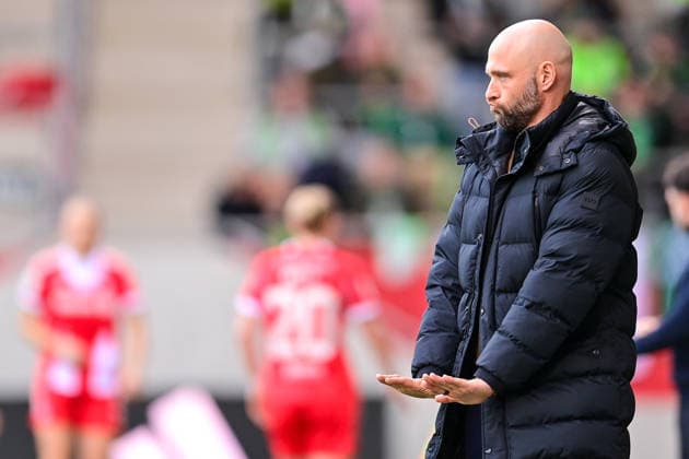 Coach Stephan Lerch Head Coach, VfL Wolfsburg calms his players, gives instructions, gesticulates, gesticulate with arms, gives instructions, gesticulate, 22 02 2026, Munich Germany , Soccer, Google Pixel Women Bundesliga, FC Bayern Munich VfL Wolfsburg, DFB DFL REGULATIONS PROHIBIT ANY USE OF PHOTOGRAPHS AS IMAGE SEQUENCES AND OR QUASI VIDEO xslx