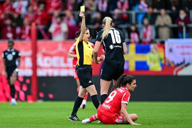 Riem Hussein referee, Referee shows Camilla Kuever Wolfsburg, 16 the yellow card, warning, yellow card, 22 02 2026, Munich Germany , Football, Google Pixel Women Bundesliga, FC Bayern München VfL Wolfsburg, DFB DFL REGULATIONS PROHIBIT ANY USE OF PHOTOGRAPHS AS IMAGE SEQUENCES AND OR QUASI VIDEO xslx