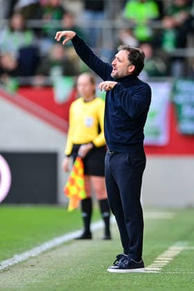 Coach Jose BARCALA Coach, Headcoach, FC Bayern Muenchen, FCB gives instructions, gesticulates, gesticulate with arms, gives instructions, gesticulate, cropped image, single image, action, action, 22 02 2026, Munich Germany , Football, Google Pixel Women Bundesliga, FC Bayern München VfL Wolfsburg, DFB DFL REGULATIONS PROHIBIT ANY USE OF PHOTOGRAPHS AS IMAGE SEQUENCES AND OR QUASI VIDEO xslx