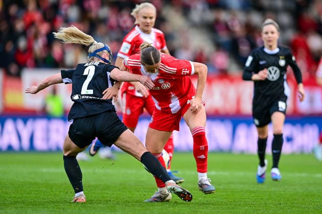 v li Thea Bjelde Wolfsburg, 2 Klara BUEHL FC Bayern Muenchen, FCB, 17 in duel, duel, tackle, dynamic, action, action, 22 02 2026, Munich Germany , Football, Google Pixel Women Bundesliga, FC Bayern München VfL Wolfsburg, DFB DFL REGULATIONS PROHIBIT ANY USE OF PHOTOGRAPHS AS IMAGE SEQUENCES AND OR QUASI VIDEO xslx