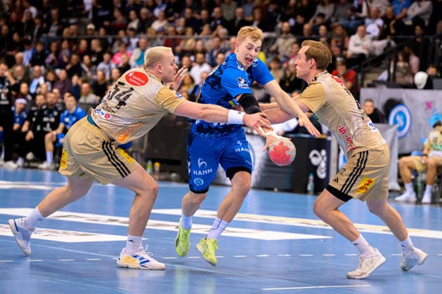 Stuttgart HBL 25 26 TVB Stuttgart TSV Hannover Burgdorf v li Justus Fischer Hannover , Torben Matzken Stuttgart , Marian Michalczik Hannover Stuttgart Porsche Arena Baden Württemberg Germany