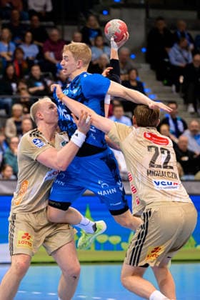 Stuttgart HBL 25 26 TVB Stuttgart TSV Hannover Burgdorf v li Justus Fischer Hannover , Torben Matzken Stuttgart , Marian Michalczik Hannover Stuttgart Porsche Arena Baden Württemberg Germany