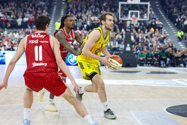 Malte Delow Alba Berlin, 06 with Cobe Williams BMA365 Bamberg Baskets, 24 and Richard Balint BMA365 Bamberg Baskets, 11 , GER, BMA365 Bamberg Baskets vs Alba Berlin, Basketball, BBL Pokal, BMW TOP FOUR, Final, Season 2025 2026, 22 02 2026, GER, BMA365 Bamberg Baskets vs Alba Berlin, Basketball, BBL Pokal, BMW TOP FOUR, Final, Season 2025 2026, 22 02 2026 Muenchen Copyright: xEibner-Pressefoto JennixMaulx EP_JML