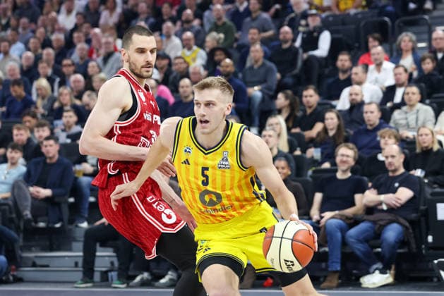 Sam Griesel Alba Berlin, 05 with Daniel Keppeler BMA365 Bamberg Baskets, 31 , GER, BMA365 Bamberg Baskets vs Alba Berlin, Basketball, BBL Pokal, BMW TOP FOUR, Final, Season 2025 2026, 22 02 2026, GER, BMA365 Bamberg Baskets vs Alba Berlin, Basketball, BBL Pokal, BMW TOP FOUR, Final, Season 2025 2026, 22 02 2026 Muenchen Copyright: xEibner-Pressefoto JennixMaulx EP_JML