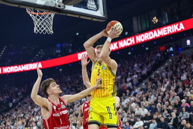 Sam Griesel Alba Berlin, 05 with Zachary Ensminger BMA365 Bamberg Baskets, 01 , GER, BMA365 Bamberg Baskets vs Alba Berlin, Basketball, BBL Pokal, BMW TOP FOUR, Final, Season 2025 2026, 22 02 2026, GER, BMA365 Bamberg Baskets vs Alba Berlin, Basketball, BBL Pokal, BMW TOP FOUR, Final, Season 2025 2026, 22 02 2026 Muenchen Copyright: xEibner-Pressefoto JennixMaulx EP_JML