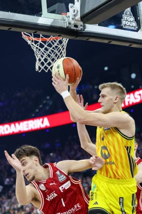 Sam Griesel Alba Berlin, 05 with Zachary Ensminger BMA365 Bamberg Baskets, 01 , GER, BMA365 Bamberg Baskets vs Alba Berlin, Basketball, BBL Pokal, BMW TOP FOUR, Final, Season 2025 2026, 22 02 2026, GER, BMA365 Bamberg Baskets vs Alba Berlin, Basketball, BBL Pokal, BMW TOP FOUR, Final, Season 2025 2026, 22 02 2026 Muenchen Copyright: xEibner-Pressefoto JennixMaulx EP_JML