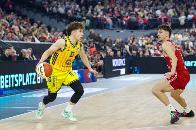 Bennet Hundt Alba Berlin, 33 with Zachary Ensminger BMA365 Bamberg Baskets, 01 , GER, BMA365 Bamberg Baskets vs Alba Berlin, Basketball, BBL Pokal, BMW TOP FOUR, Final, Season 2025 2026, 22 02 2026, GER, BMA365 Bamberg Baskets vs Alba Berlin, Basketball, BBL Pokal, BMW TOP FOUR, Final, Season 2025 2026, 22 02 2026 Muenchen Copyright: xEibner-Pressefoto JennixMaulx EP_JML