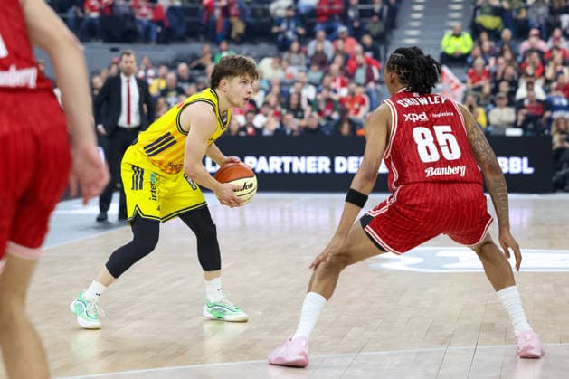 Bennet Hundt Alba Berlin, 33 with Austin Crowley BMA365 Bamberg Baskets, 85 , GER, BMA365 Bamberg Baskets vs Alba Berlin, Basketball, BBL Pokal, BMW TOP FOUR, Final, Season 2025 2026, 22 02 2026, GER, BMA365 Bamberg Baskets vs Alba Berlin, Basketball, BBL Pokal, BMW TOP FOUR, Final, Season 2025 2026, 22 02 2026 Muenchen Copyright: xEibner-Pressefoto JennixMaulx EP_JML