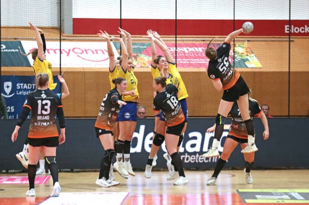 Handball, 2 Alsco HBF HC Leipzig VfL Waiblingen 22 02 2026 The HCL block rises high when Laura Nagy throws 56, VfL Waiblingen closed 2 Alsco Handball Bundesliga Frauen, HBF, Saison 2025 2026, 19 Spieltag HC Leipzig vs VfL Waiblingen am 22 02 2026 in der Sporthalle Brüderstraße Leipzig Copyright: xBEAUTIFULxSPORTS JanxKaeferx