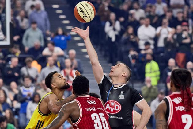 German Basketball League BBL Cup, BMA365 Bamberg BASKETS vs ALBA Berlin, Berlin ALBA, Bamberg BMA365 BASKETS, 2026 02 22 in Munich SAP Garden AGBAKOKO Norris ALBA Berlin Center C Nr17 BER17 , ONU Ejiofor BMA365 Bamberg BASKETS Center C Nr35 BAM35 , LOTTERMOSER Robert DBB referee sportworld Munich SAP Garden Bayern Germany