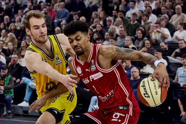 German Basketball League BBL Cup, BMA365 Bamberg BASKETS vs ALBA Berlin, Berlin ALBA, Bamberg BMA365 BASKETS, 2026 02 22 in Munich SAP Garden DELOW Malte ALBA Berlin Small Forward SF Nr6 BER6 , WATSON Ibi BMA365 Bamberg BASKETS Small Forward SF Nr2 BAM2 sportworld Munich SAP Garden Bayern Germany