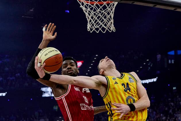 German Basketball League BBL Cup, BMA365 Bamberg BASKETS vs ALBA Berlin, Berlin ALBA, Bamberg BMA365 BASKETS, 2026 02 22 in Munich SAP Garden BEAN Bennet ALBA Berlin Point Guard PG Nr33 BER33 , ONU Ejiofor BMA365 Bamberg BASKETS Center C Nr35 BAM35 sportworld Munich SAP Garden Bayern Germany