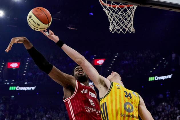 German Basketball League BBL Cup, BMA365 Bamberg BASKETS vs ALBA Berlin, Berlin ALBA, Bamberg BMA365 BASKETS, 2026 02 22 in Munich SAP Garden BEAN Bennet ALBA Berlin Point Guard PG Nr33 BER33 , ONU Ejiofor BMA365 Bamberg BASKETS Center C Nr35 BAM35 sportworld Munich SAP Garden Bayern Germany