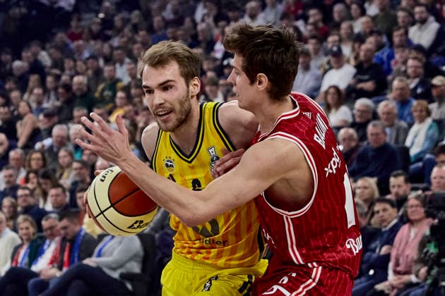 German Basketball League BBL Cup, BMA365 Bamberg BASKETS vs ALBA Berlin, Berlin ALBA, Bamberg BMA365 BASKETS, 2026 02 22 in Munich SAP Garden DELOW Malte ALBA Berlin Small Forward SF Nr6 BER6 , BALINT Richard BMA365 Bamberg BASKETS Point Guard PG Nr11 BAM11 sportworld Munich SAP Garden Bayern Germany