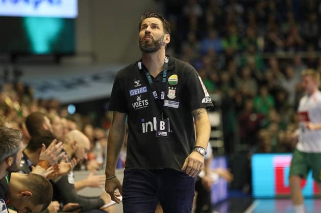 22 02 2026, xgox, Handball Daikin HBL SC Magdeburg GWD Minden emspor, v l Bennet Wiegert Magdeburg, coach thoughtful Magdeburg