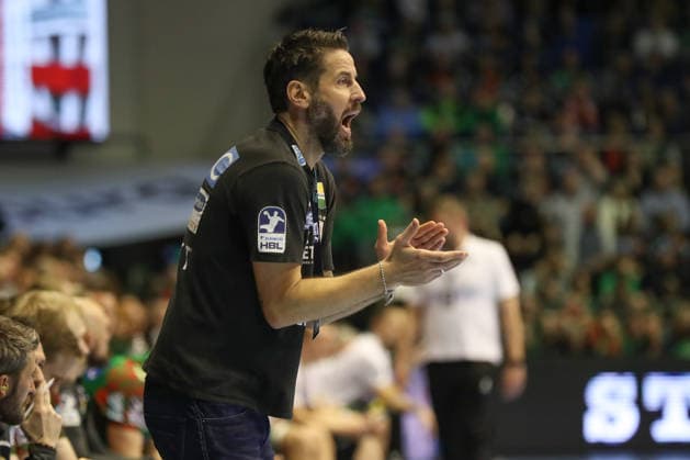 22 02 2026, xgox, Handball Daikin HBL SC Magdeburg GWD Minden emspor, v l Bennet Wiegert Magdeburg, coach gives instructions, gesticulates with arms, gesticulate, gives instructions Magdeburg