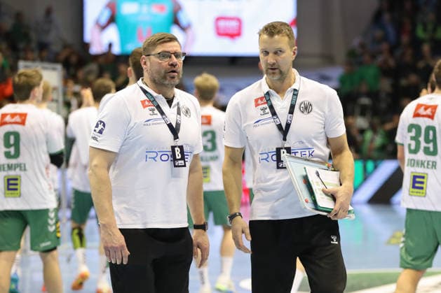 22 02 2026, xgox, Handball Daikin HBL SC Magdeburg GWD Minden emspor, f l Aaron Ziercke Minden, coach and Evars Klesniks Minden, co-coach Magdeburg