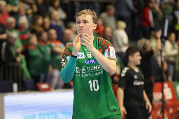 22 02 2026, xgox, Handball Daikin HBL SC Magdeburg GWD Minden emspor, v l Gisli Thorgeir Kristjansson Magdeburg, 10 Cheering about the victory, cheering after the end of the game Magdeburg