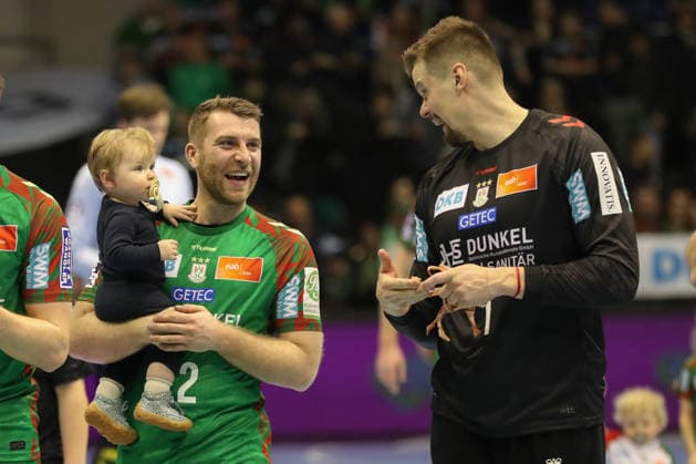 22 02 2026, xgox, Handball Daikin HBL SC Magdeburg GWD Minden emspor, v l Lukas Mertens Magdeburg, 22 , Sergey Hernandez Ferrer Magdeburg, 1 Celebrating the victory, cheering after the end of the game Magdeburg
