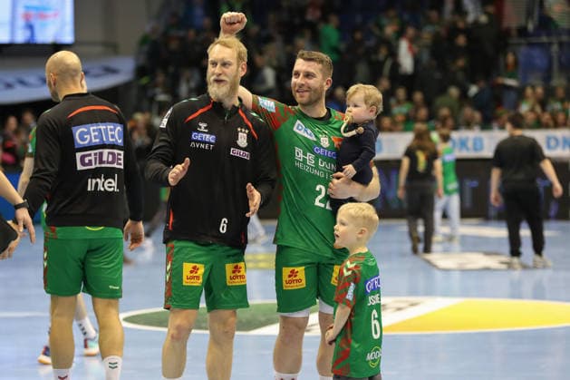 22 02 2026, xgox, Handball Daikin HBL SC Magdeburg GWD Minden emspor, f l Matthias Musche Magdeburg, 6 and Lukas Mertens Magdeburg, 22 with their children after the game Magdeburg