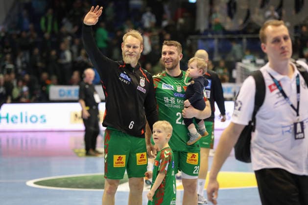 22 02 2026, xgox, Handball Daikin HBL SC Magdeburg GWD Minden emspor, f l Matthias Musche Magdeburg, 6 and Lukas Mertens Magdeburg, 22 with their children after the game Magdeburg
