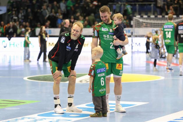 22 02 2026, xgox, Handball Daikin HBL SC Magdeburg GWD Minden emspor, f l Matthias Musche Magdeburg, 6 and Lukas Mertens Magdeburg, 22 with their children after the game Magdeburg