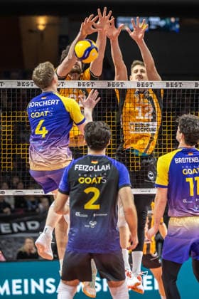 22 02 26, Volleyball, Men BR Volleys Volley Goats Mitteldeutschland, Bundesliga, Matchday 23, Max Schmeling Halle Jake Hanes BR Volleys and Florian Krage BR Volleys block the attack of Tom Borchert BR Volleys Volley Goats Mitteldeutschland,