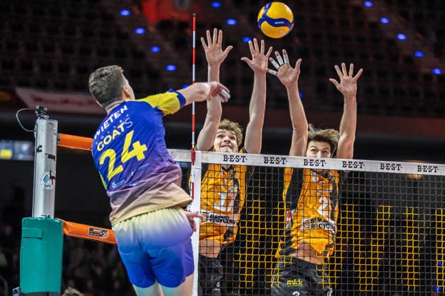 22.02.26, Volleyball, Männer: BR Volleys - Volley Goats Mitteldeutschland, Bundesliga, 23. Spieltag, Max-Schmeling-Halle. Clay Wieter spielt den Ball gegen den Block von Arthur Wehner (BR Volleys) und Matthew Knigge (BR Volleys). BR Volleys - Volley Goats Mitteldeutschland,