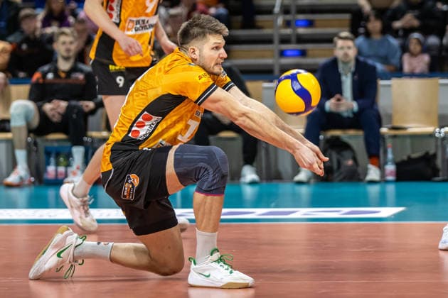 22.02.26, Volleyball, Männer: BR Volleys - Volley Goats Mitteldeutschland, Bundesliga, 23. Spieltag, Max-Schmeling-Halle. Ruben Schott (BR Volleys) nimmt den Ball an. BR Volleys - Volley Goats Mitteldeutschland,