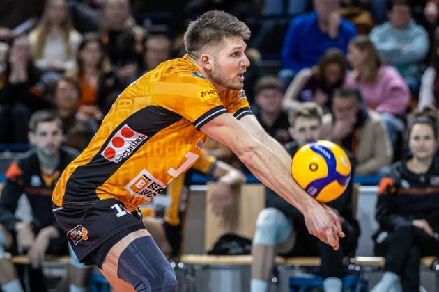 22.02.26, Volleyball, Männer: BR Volleys - Volley Goats Mitteldeutschland, Bundesliga, 23. Spieltag, Max-Schmeling-Halle. Ruben Schott (BR Volleys) nimmt den Ball an. BR Volleys - Volley Goats Mitteldeutschland,