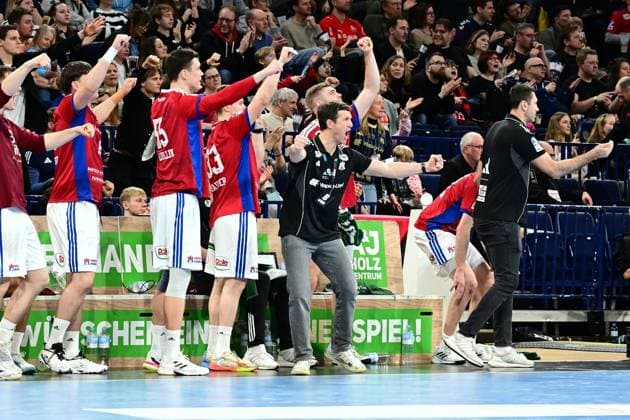 Handball I Men I Bundesliga l Daikin HBL I Handball Sportverein Hamburg MT Melsungen I Matchday I Season 2025 2026 I HSVH I 22 02 2026 I Jansen Torsten Trainer HSV Hamburg und die Bank jubeln , Sportarena Barclays Arena Hamburg, Stellingen Hamburg Germany