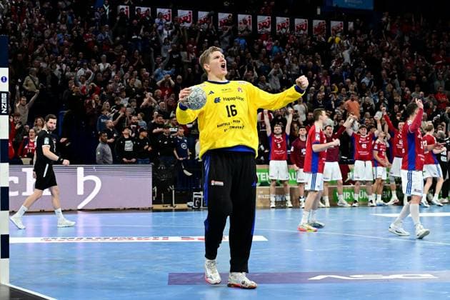 Handball I Men I Bundesliga l Daikin HBL I Handball Sportverein Hamburg MT Melsungen I Matchday I Season 2025 2026 I HSVH I 22 02 2026 I Haug Robin HSV Hamburg haelt here the last 7meter and cheers to the fans , Sportarena Barclays Arena Hamburg, Stellingen Hamburg Germany