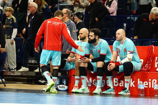 Handball I Men I Season 2025 2026 I Bundesliga I 22 Matchday I HSV Hamburg MT Melsungen I 22 02 2026 Disappointment among the MT Melsungen players after the defeat in Hamburg Ruben Marchan 2, MT Melsungen Arnar Freyr Arnarsson 21, MT Melsungen Hamburg Barclaycard Arena Hamburg Germany Copyright: xLobeca RalfxHomburgx