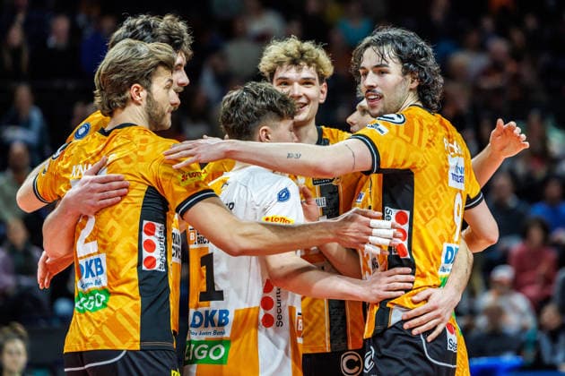 22 02 26, Volleyball, Men BR Volleys Volley Goats Mitteldeutschland, Bundesliga, 23 Matchday, Max Schmeling Halle The BR Volleys team is happy about the victory BR Volleys Volley Goats Mitteldeutschland,