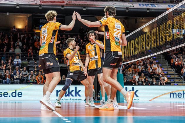 22 02 26, Volleyball, Men BR Volleys Volley Goats Mitteldeutschland, Bundesliga, 23 Matchday, Max Schmeling Halle Ruben Schott BR Volleys is happy with the team about the point BR Volleys Volley Goats Mitteldeutschland,