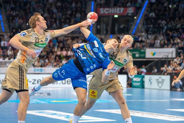 Handball I Men I Season 2025 2026 I Bundesliga I 22 Matchday I TVB Stuttgart TSV Hannover Burgdorf I 22 02 2026 Simone Mengon 15, TVB Stuttgart with ball defended by Marian Michalczik 22, TSV Hannover Burgdorf and Justus Fischer 54, TSV Hannover Burgdorf Stuttgart Porsche Arena Baden Württemberg Germany Copyright: xLobeca MaxxPetershansx