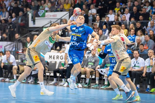 Handball I Men I Season 2025 2026 I Bundesliga I 22 Matchday I TVB Stuttgart TSV Hannover Burgdorf I 22 02 2026 Simone Mengon 15, TVB Stuttgart in the throw, defended by Marian Michalczik 22, TSV Hannover Burgdorf and Vilhelm Poulsen 9, TSV Hannover Burgdorf Stuttgart Porsche Arena Baden Württemberg Germany Copyright: xLobeca MaxxPetershansx