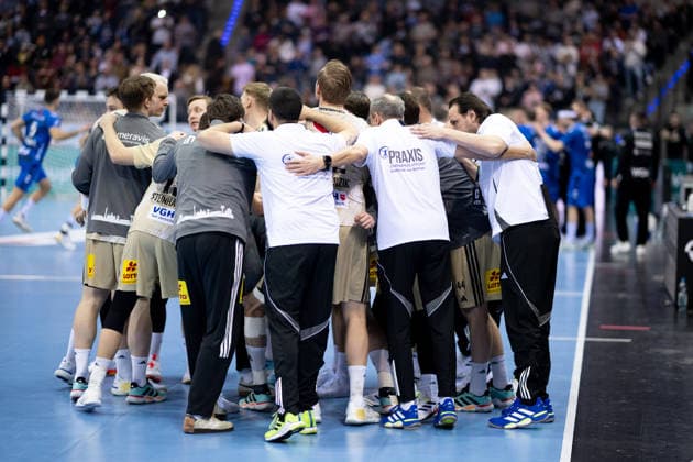 TSV Hannover Burgdorf, Team circle TVB Stuttgart vs TSV Hannover Burgdorf, DAIKIN Handballbundesliga, Matchday 22, Season 2025 2026, 22 02 2026 Eibner Pressefoto Andreas Ulmer TVB Stuttgart vs TSV Hannover Burgdorf, DAIKIN Handballbundesliga, Matchday 22, Season 2025 2026, 22 02 2026 Stuttgart Copyright: xEibner-Pressefoto AndreasxUlmerx EP_AUR