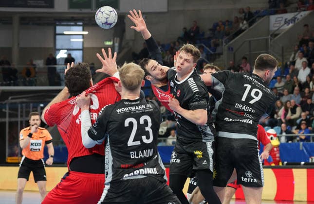 22 02 2026, Germany, Bietigheim, Handball 2 Bundesliga, SG BBM Bietigheim vs TuS N Lübbecke, f l Jonathan Fischer BBM Nico Blaauw TuS , Dominik Claus BBM , Alexander Schulze TuS , Yannick Dräger TuS