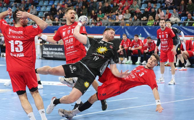 22 02 2026, Germany, Bietigheim, Handball 2 Bundesliga, SG BBM Bietigheim vs TuS N Lübbecke, f l Fabian Wiederstein BBM , Yannick Dräger TuS , Nikola Vlahovic BBM