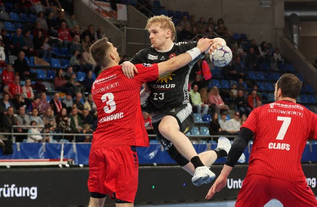 22 02 2026, Germany, Bietigheim, Handball 2 Bundesliga, SG BBM Bietigheim vs TuS N Lübbecke, f l Nikola Vlahovic BBM , Niko Blaauw TuS , Dominik Claus BBM