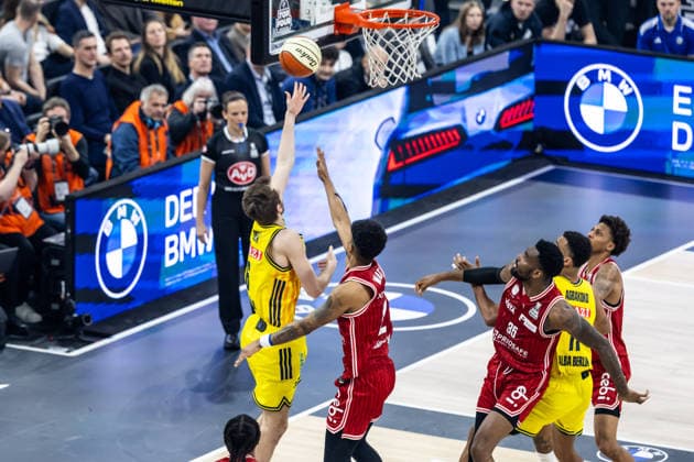 GER, BMW Top Four, Basketball BBL Pokal, Final, BMA365 Bamberg Baskets ALBA Berlin 22 02 2026, SAP Garden, Munich, GER, BMW Top Four, Basketball BBL Pokal, Final, BMA365 Bamberg Baskets ALBA Berlin Malte Delow ALBA Berlin 6 , Ibi Watson BMA365 Bamberg Baskets, 2 Photo Alexander Trienitz Munich SAP Garden Bayern Germany