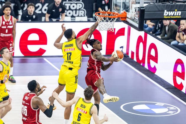 GER, BMW Top Four, Basketball BBL Pokal, Final, BMA365 Bamberg Baskets ALBA Berlin 22 02 2026, SAP Garden, Munich, GER, BMW Top Four, Basketball BBL Pokal, Final, BMA365 Bamberg Baskets ALBA Berlin Cobe Williams BMA365 Bamberg Baskets, 24 , Norris Agbakoko ALBA Berlin 17 Photo Alexander Trienitz Munich SAP Garden Bayern Germany