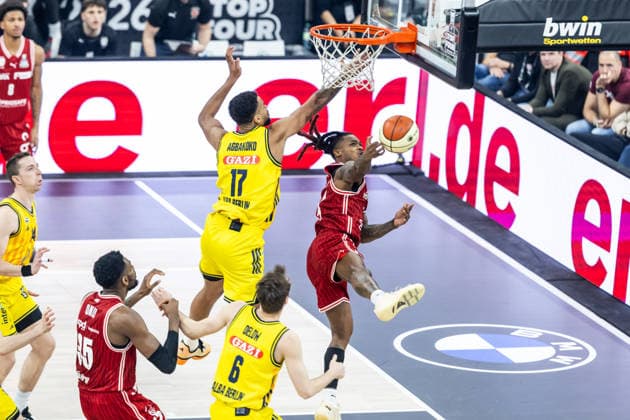 GER, BMW Top Four, Basketball BBL Pokal, Final, BMA365 Bamberg Baskets ALBA Berlin 22 02 2026, SAP Garden, Munich, GER, BMW Top Four, Basketball BBL Pokal, Final, BMA365 Bamberg Baskets ALBA Berlin Cobe Williams BMA365 Bamberg Baskets, 24 , Norris Agbakoko ALBA Berlin 17 Photo Alexander Trienitz Munich SAP Garden Bayern Germany