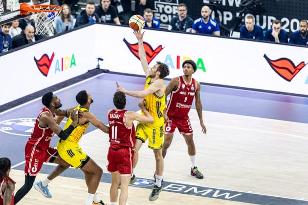 GER, BMW Top Four, Basketball BBL Pokal, Final, BMA365 Bamberg Baskets ALBA Berlin 22 02 2026, SAP Garden, Munich, GER, BMW Top Four, Basketball BBL Pokal, Final, BMA365 Bamberg Baskets ALBA Berlin Malte Delow ALBA Berlin 6 , Richard Balint BMA365 Bamberg Baskets, 11 Photo Alexander Trienitz Munich SAP Garden Bayern Germany