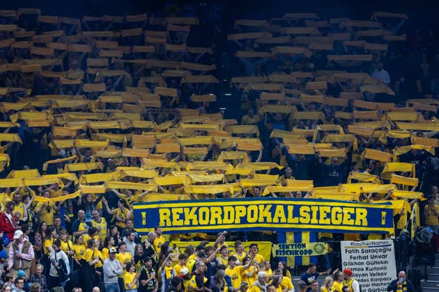 GER, BMW Top Four, Basketball BBL Pokal, Final, BMA365 Bamberg Baskets ALBA Berlin 22 02 2026, SAP Garden, Munich, GER, BMW Top Four, Basketball BBL Pokal, Final, BMA365 Bamberg Baskets ALBA Berlin Fans of ALBA Berlin Photo Alexander Trienitz Munich SAP Garden Bayern Germany