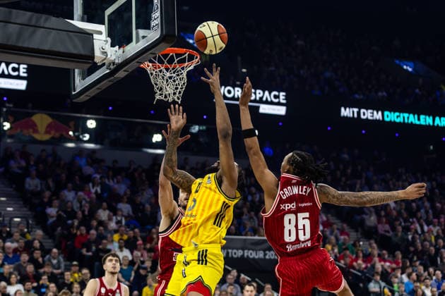 GER, BMW Top Four, Basketball BBL Pokal, Final, BMA365 Bamberg Baskets ALBA Berlin 22 02 2026, SAP Garden, Munich, GER, BMW Top Four, Basketball BBL Pokal, Final, BMA365 Bamberg Baskets ALBA Berlin J wan Roberts ALBA Berlin 13 , Austin Crowley BMA365 Bamberg Baskets, 85 Photo Alexander Trienitz Munich SAP Garden Bayern Germany
